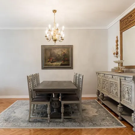 Etoile By Halu!, Chic In The Center *